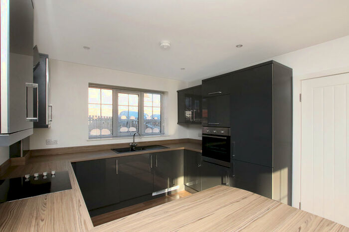 3 Bedroom Town House To Rent In Bawtry Road, Brinsworth, Rotherham, S60