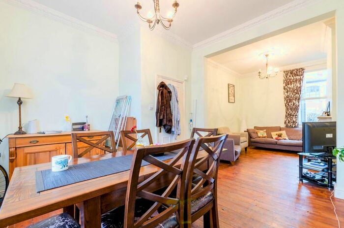 3 Bedroom Flat To Rent In Coborn Road, Bow, London, E3