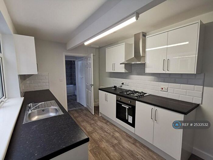 3 Bedroom Terraced House To Rent In Heneage Road, Grimsby, DN32