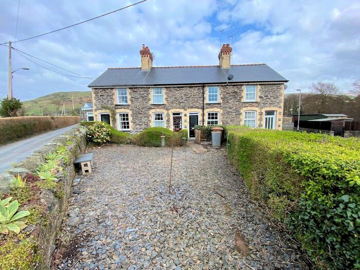 2 Bedroom Cottage For Sale In Cefn Coed, Bryncrug, LL36