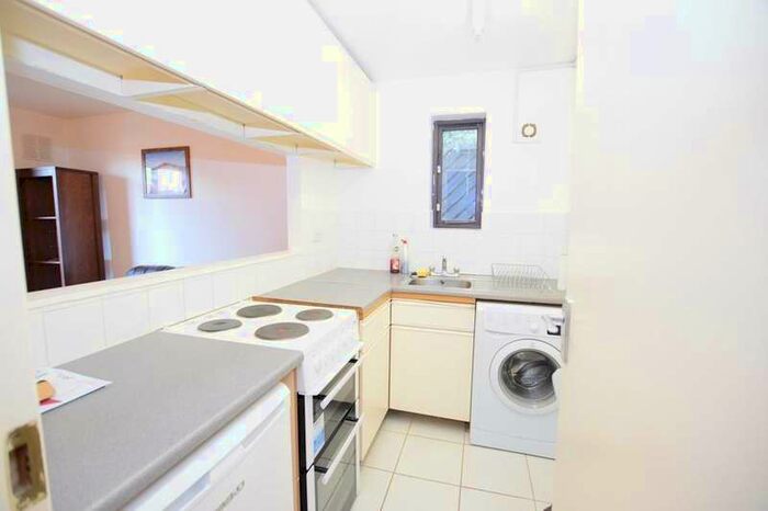 1 Bedroom Flat To Rent In Grovelands Close, London SE5