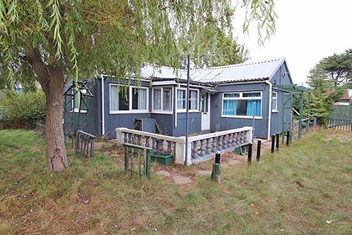 1 Bedroom Detached Bungalow For Sale In First Main Road, Humberston Fitties, DN36