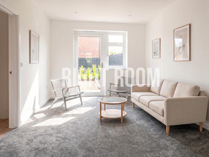 4 Bedroom Detached House To Rent In Bedroom House, Merryoak Green, Southampton, SO19