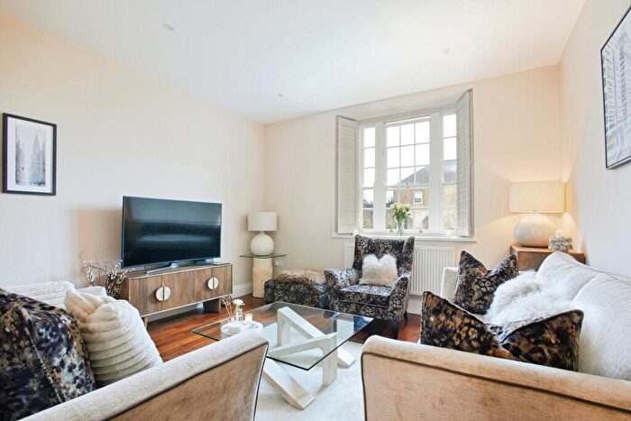 2 Bedroom Flat For Sale In Budgenor Lodge, Dodsley Lane, Midhurst, GU29