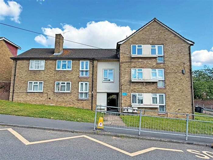 1 Bedroom Flat For Sale In Chace Avenue, Potters Bar, EN6