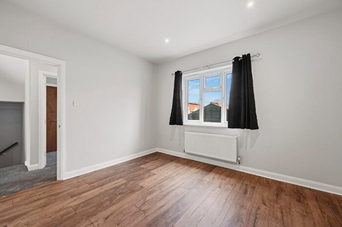 2 Bedroom Flat To Rent In Malden Road, Worcester Park, KT4