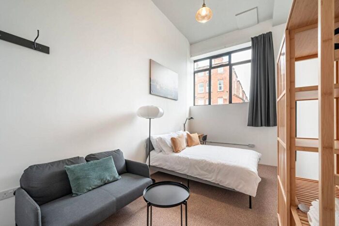 2 Bedroom Flat To Rent In High Road, North Finchley, London, N12