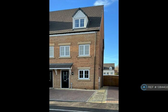 3 Bedroom Semi-Detached House To Rent In Crown Drive, Doncaster, DN4