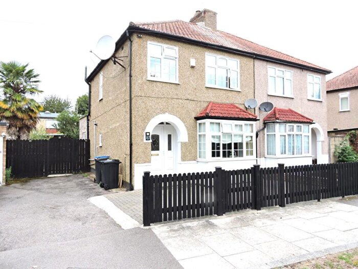 3 Bedroom Semi-Detached House For Sale In Carterhatch Road, Enfield, EN3