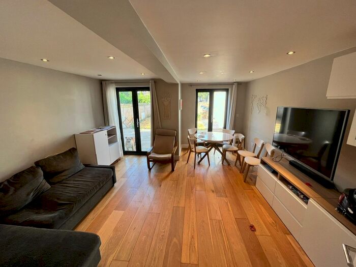 2 Bedroom Flat To Rent In Argyll Close, London, SW9