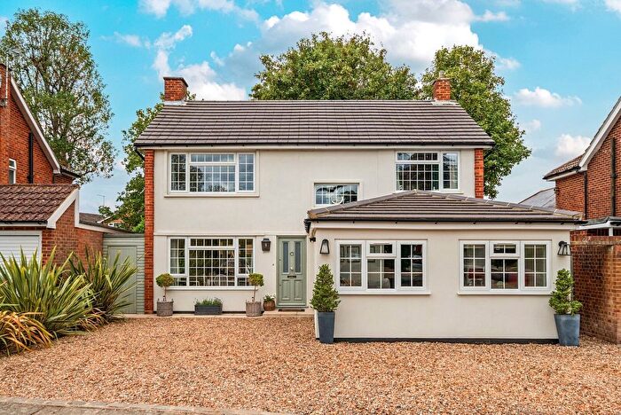 3 Bedroom Detached House For Sale In Minsterley Avenue, Shepperton, TW17