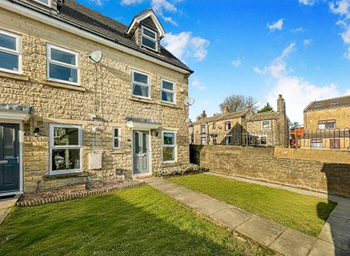 3 Bedroom Town House For Sale In Digley Avenue, Queensbury, Bradford, West Yorkshire, BD6