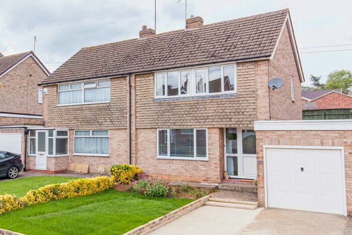 3 Bedroom Semi-Detached House To Rent In Kingsway Banbury, OX16