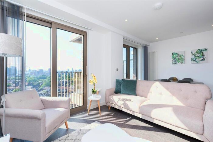 2 Bedroom Flat To Rent In Western Gateway, Custom House, E16