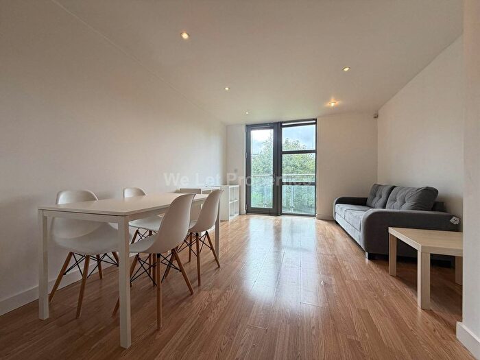 2 Bedroom Flat To Rent In Richmond Hill, Stephen Street, M3