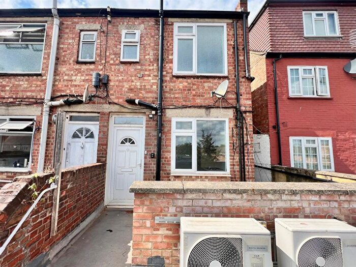 3 Bedroom Flat To Rent In Long Lane, Hillingdon, Middlesex, UB10