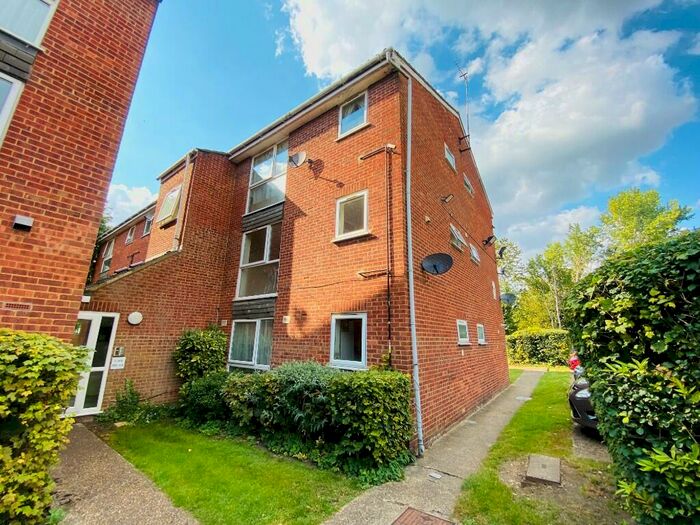 Studio To Rent In Shurland Avenue, Barnet, Herts, EN4