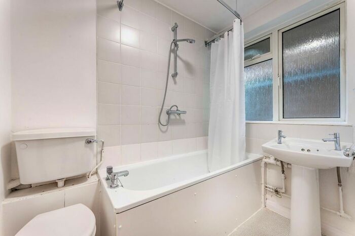 3 Bedroom Flat To Rent In Thorncroft Street, Nine Elms, London, SW8