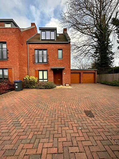 4 Bedroom Semi-Detached House To Rent In Green Close, AL9