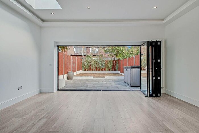 3 Bedroom Flat For Sale In Mount Road, Hendon, London, NW4