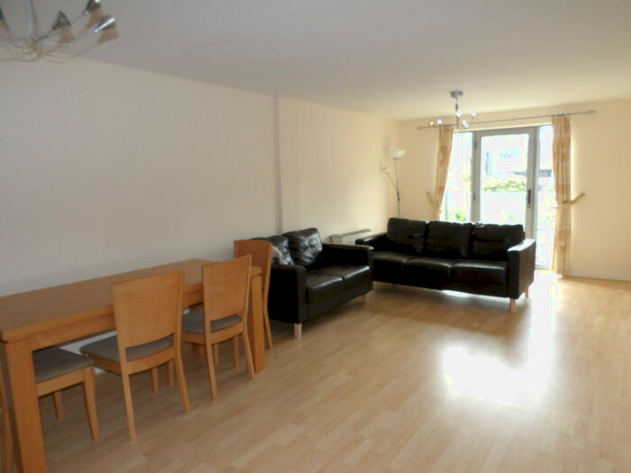 2 Bedroom Apartment To Rent In Broadwalk, B1
