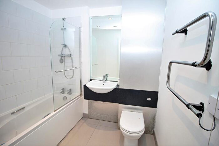 2 Bedroom Flat To Rent In Dun Street, Sheffield, Uk, S3