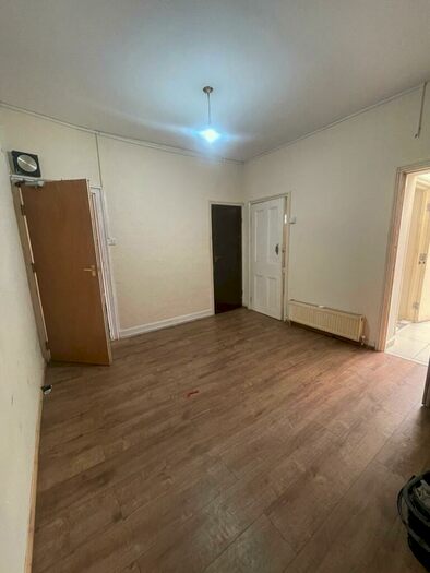 5 Bedroom Semi-Detached House To Rent In Ilford, IG1