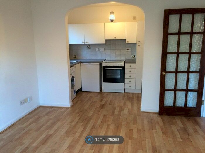 1 Bedroom Flat To Rent In Chatsworth Court, St. Albans, AL1