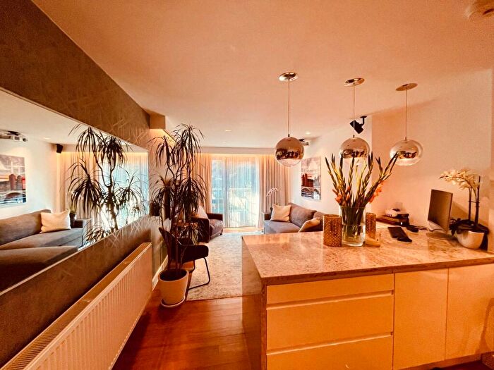 2 Bedroom Apartment To Rent In Gwynne Road, London, SW11