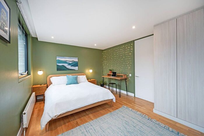 1 Bedroom Flat To Rent In French Place, Shoreditch, London, E1