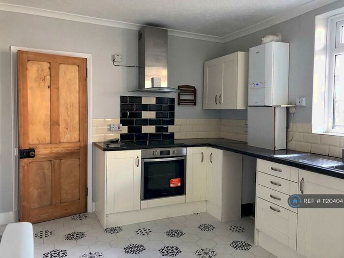 2 Bedroom Flat To Rent In The Quarry, Guildford, GU1