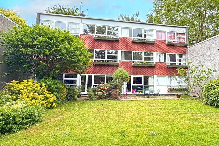 2 Bedroom Flat For Sale In Parkleys, Richmond, TW10