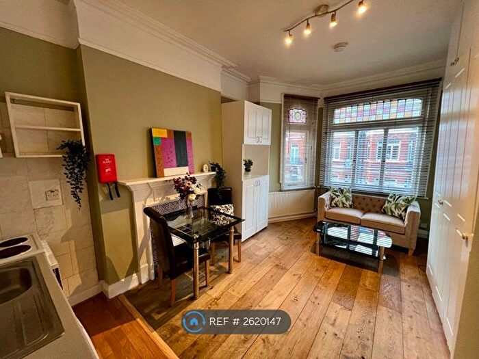 1 Bedroom Flat To Rent In Castletown Road, London, W14