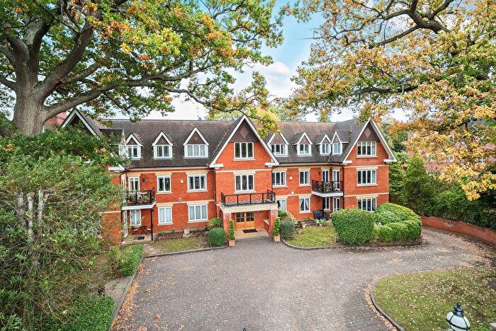 3 Bedroom Flat For Sale In Old Avenue, Weybridge, KT13