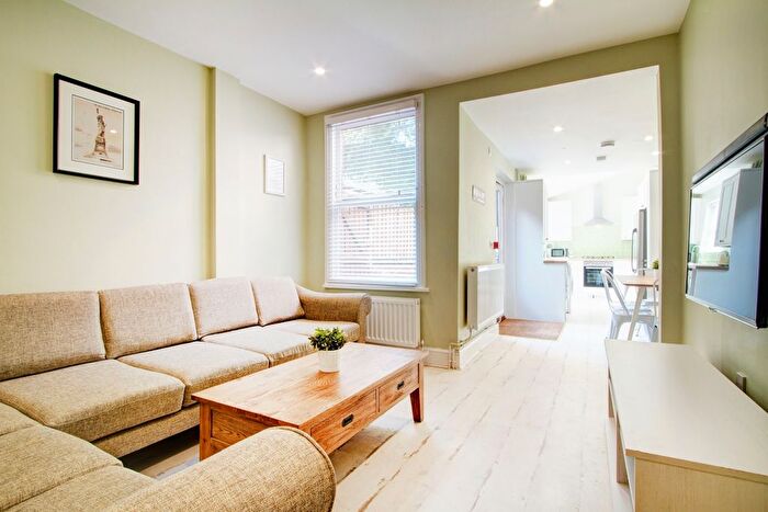 6 Bedroom Terraced House To Rent In Rothesay Avenue, Nottingham, NG7