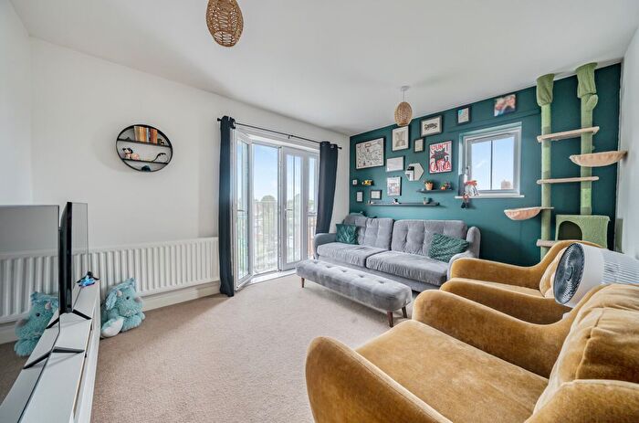 2 Bedroom Flat For Sale In Scott Road, Tonbridge, TN9