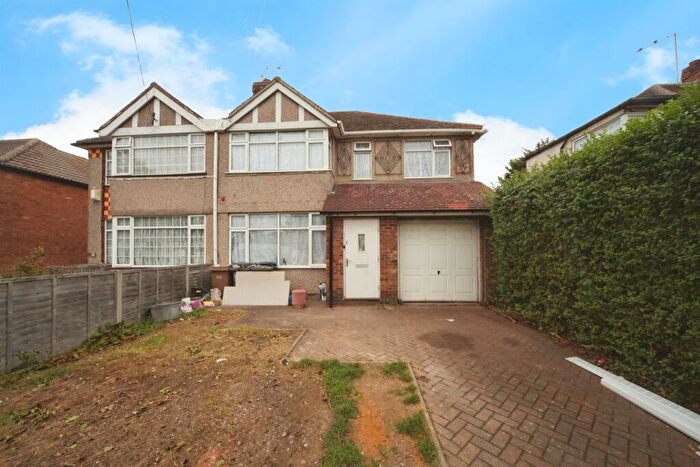 4 Bedroom Semi Detached House For Sale In Mayne Avenue, Luton, LU4