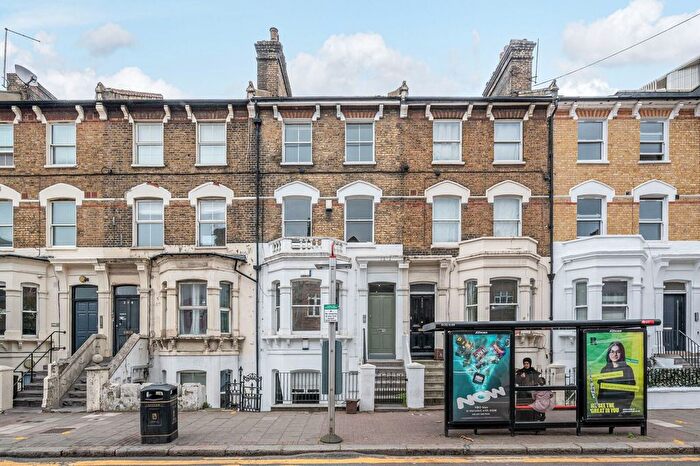2 Bedroom Flat To Rent In Queenstown Road, Battersea, London, SW8