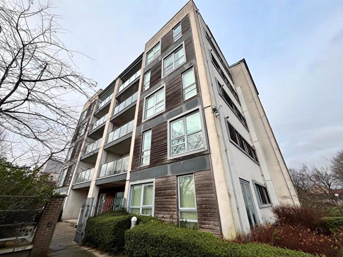 2 Bedroom Flat To Rent In Ashton Old Road, Manchester, M11