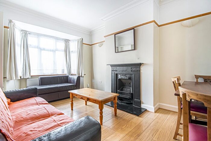 3 Bedroom Maisonette To Rent In Fieldview, Earlsfield, London, SW18