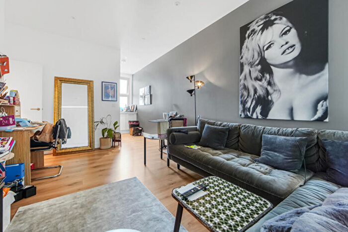 1 Bedroom Flat For Sale In George Lane, South Woodford, Redbridge, London, E18