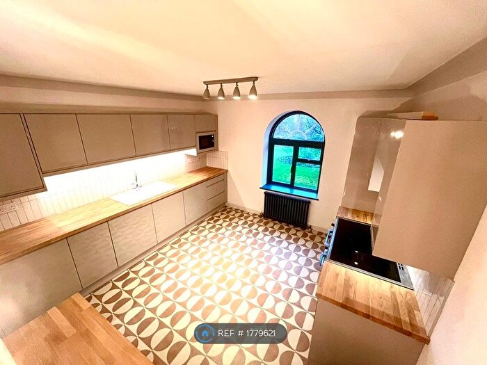 3 Bedroom Flat To Rent In Furze Hill, Hove, BN3