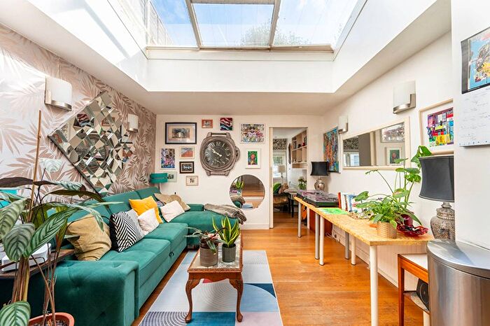 2 Bedroom Flat For Sale In Clarendon Road, Holland Park, London, W11