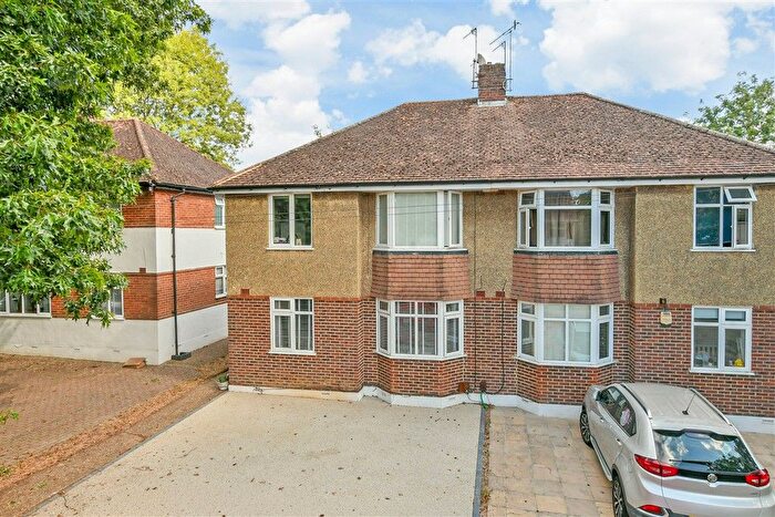 2 Bedroom Maisonette For Sale In Kingsley Grove, Reigate, Surrey, RH2