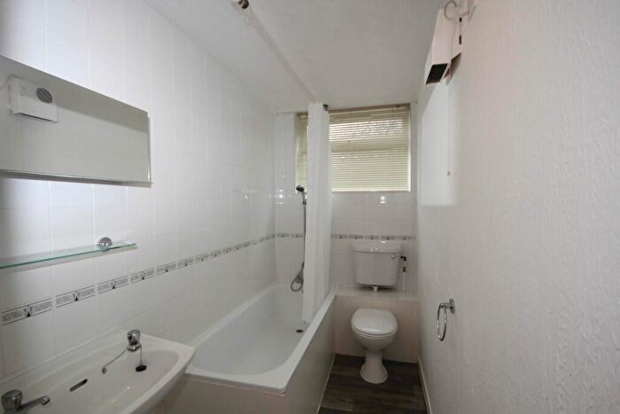 2 Bedroom Flat To Rent In Firsgrove Crescent, Brentwood, Essex, CM14