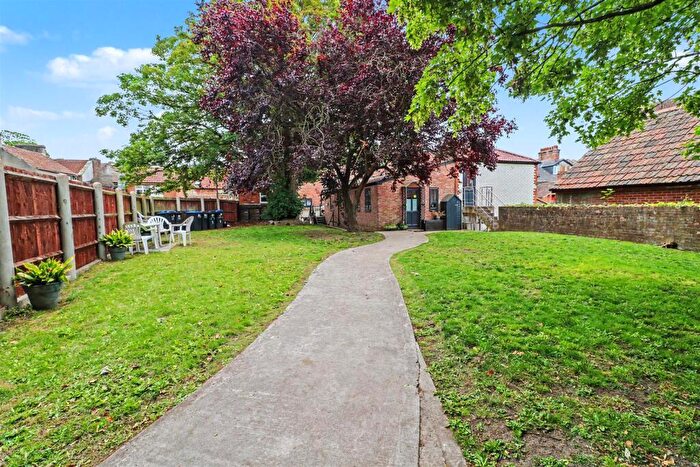 1 Bedroom Apartment For Sale In Roundstone Court, Trowbridge, BA14