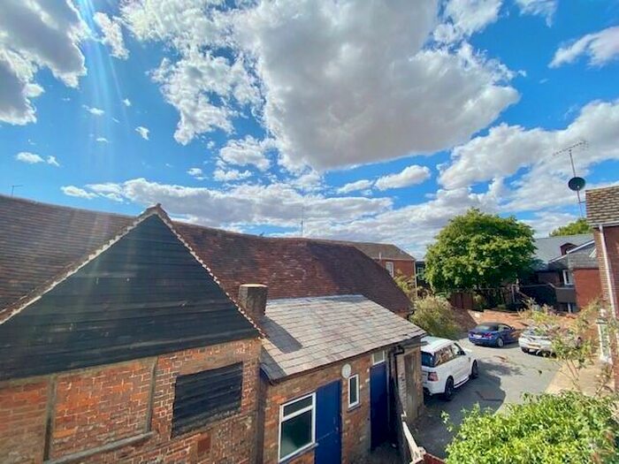 1 Bedroom Apartment To Rent In High Street, Tring, HP23