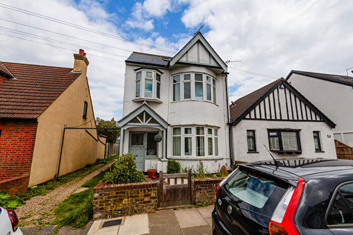 3 Bedroom Maisonette For Sale In Woodfield Park Drive, Leigh-on-sea, SS9