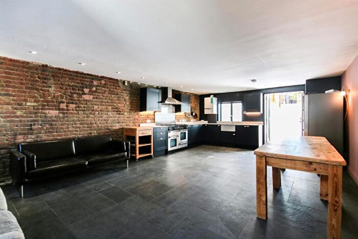 5 Bedroom Apartment To Rent In Hanley Road, N4