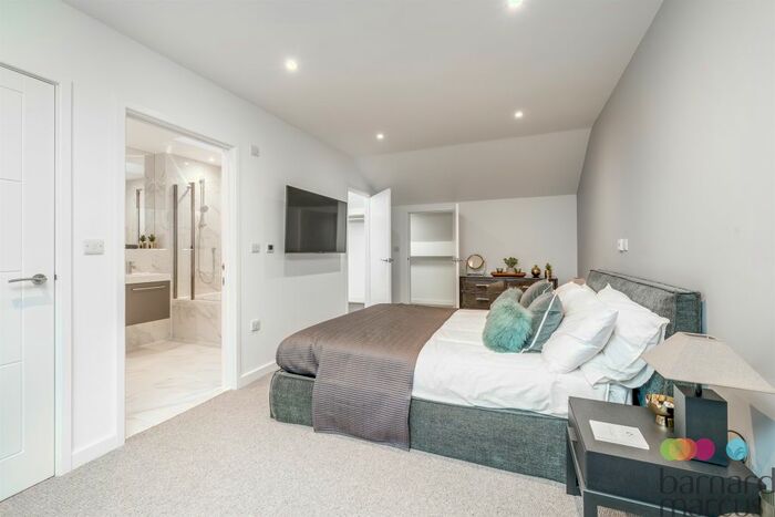 3 Bedroom Terraced House For Sale In Oak Grove, Muswell Hill, London, N10